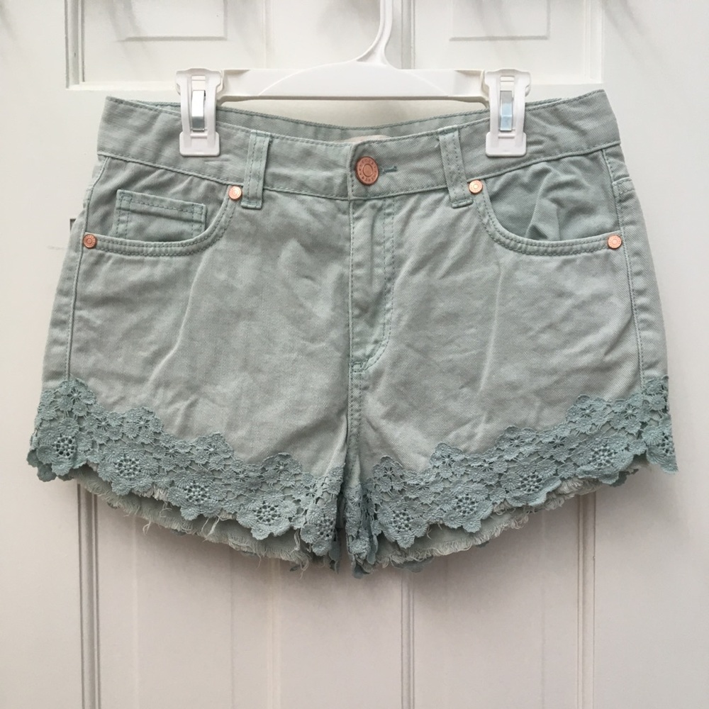 FLOWER HEM HIGH-WAISTED SHORTS